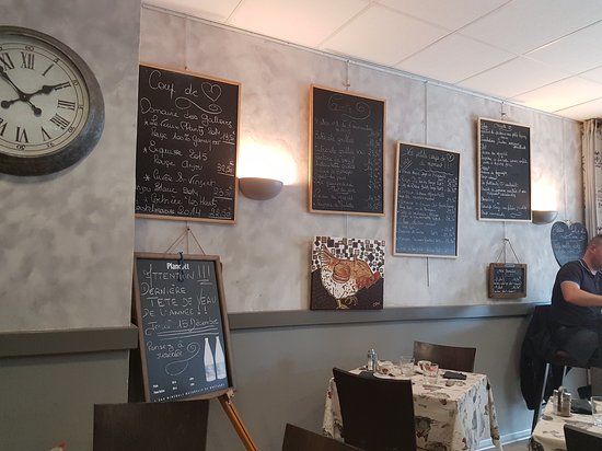 Les Pieds Sous la Tables